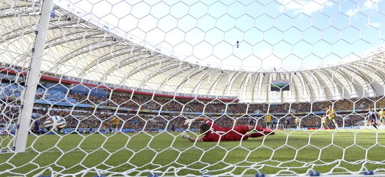 Tutt'altro che impeccabile l'intervento del portiere australiano Ryan. Ap